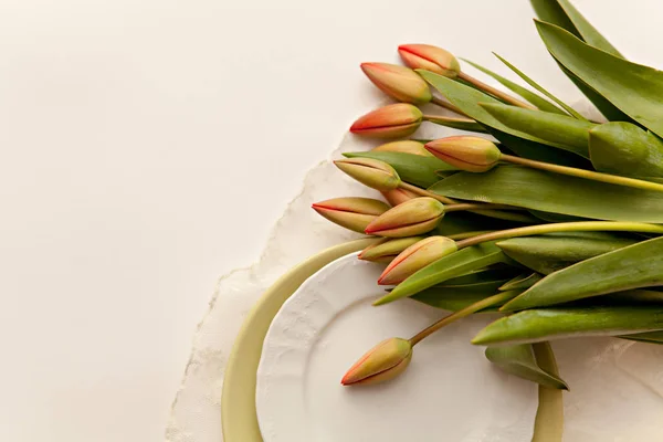 Verse Tulpen Boeket Met Hart Tafel — Stockfoto