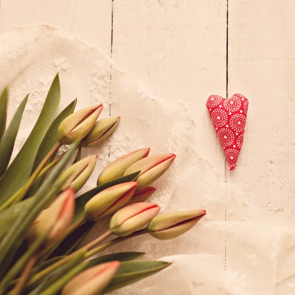 新鲜郁金香花束与心脏在桌上 — 图库照片