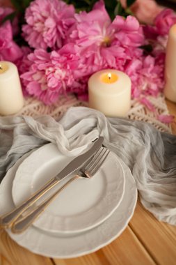 Masa takımı beyaz plakalı. Üst görünüm