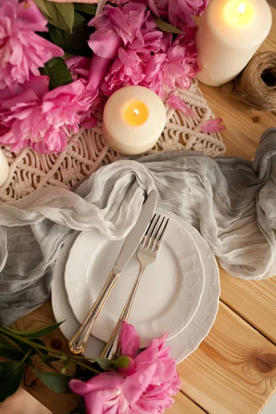 Szép Asztal Beállítás Égő Gyertyákkal Virágos Dekorációval — Stock Fotó