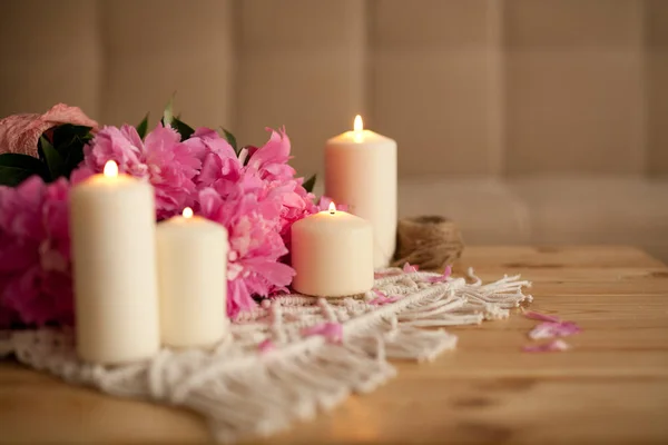 Composición Con Peonías Florecientes Velas Encendidas —  Fotos de Stock