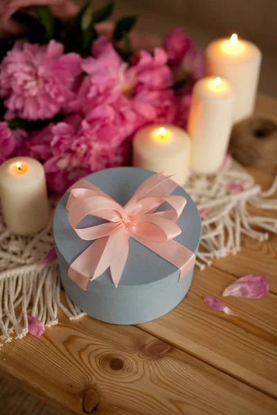 Composition Blooming Peonies Burning Candles Gify Box — 스톡 사진