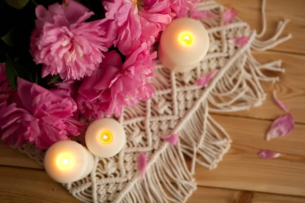 Composizione Con Peonie Fiore Candele Accese — Foto Stock