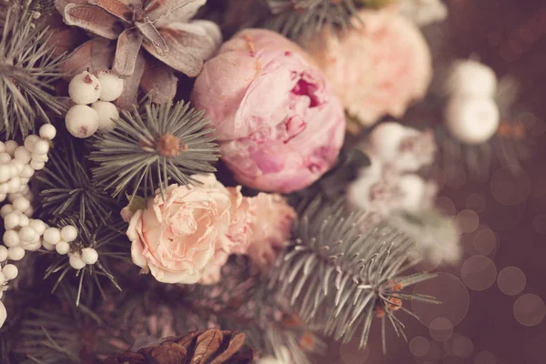 用冷杉和不同的花做成的花瓶 把美丽的圣诞桌布拼凑在一起 — 图库照片