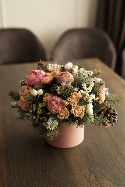 用枞树和不同的花做成的花瓶里的漂亮的圣诞桌子构图 — 图库照片