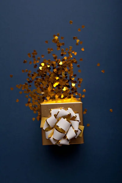 Золотая Подарочная Коробка Бантом Классическом Голубом Фоне Множеством Сверкающих Золотых — стоковое фото