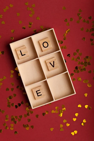 Caja Con Compartimentos Letras Love Sobre Fondo Rojo Concepto San — Foto de Stock