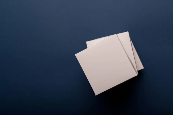 Stapel Witte Kartonnen Dozen Een Klassieke Blauwe Achtergrond — Stockfoto