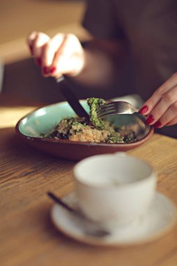 Somon, kinoa, roka ve greyfurtlu salata. Çıtır yeşiller, taze balıklar ve turunçgiller.