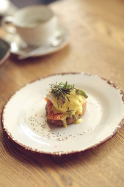 Açık sandviçle hafif tuzlu somon, haşlanmış yumurta ve avokado.