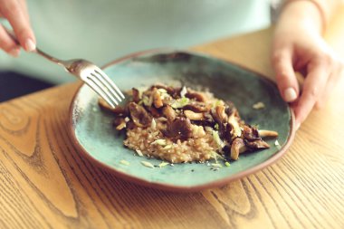 Mantarlı ve peynirli vejetaryen risotto