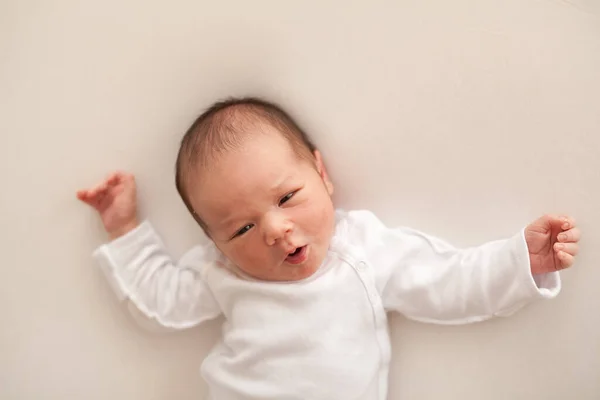 Bayi Laki Laki Yang Baru Lahir Dalam Tidur Kulit Putih — Stok Foto