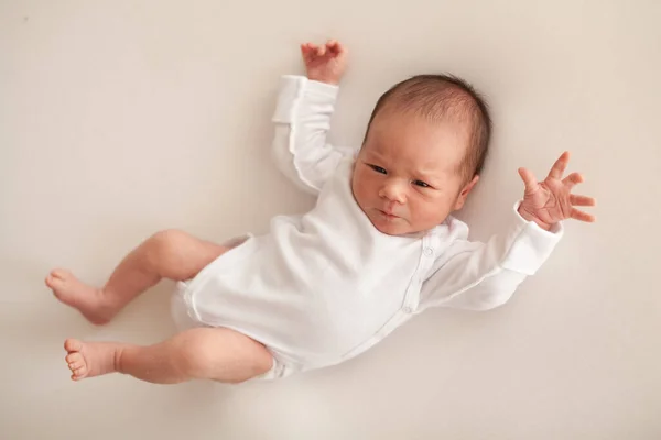 新生児の男の子で白い体の眠り ストック画像