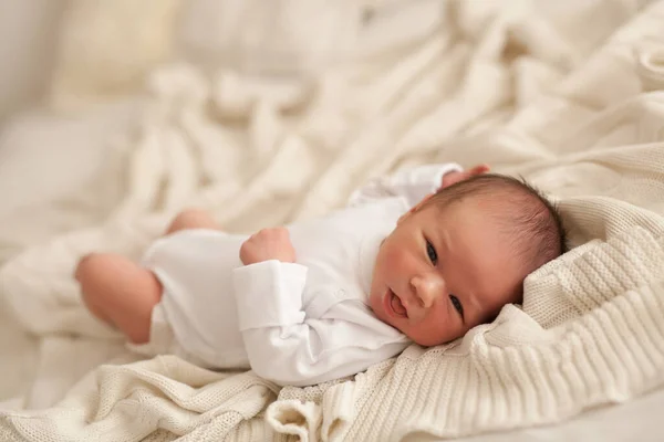 Assleep Nyfödd Pojke Sängen — Stockfoto