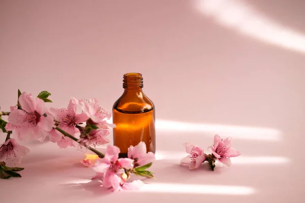 Nahaufnahme Flasche Mit Ätherischem Pfirsichöl Auf Rosa Hintergrund — Stockfoto