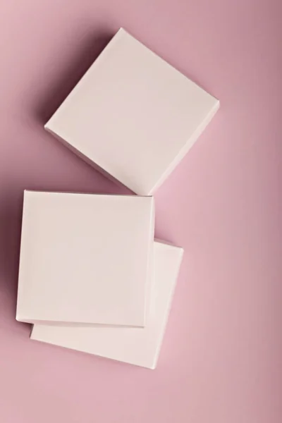 あなたのテキストのためのコピースペースとピンクの背景に白い段ボール箱のスタック — ストック写真