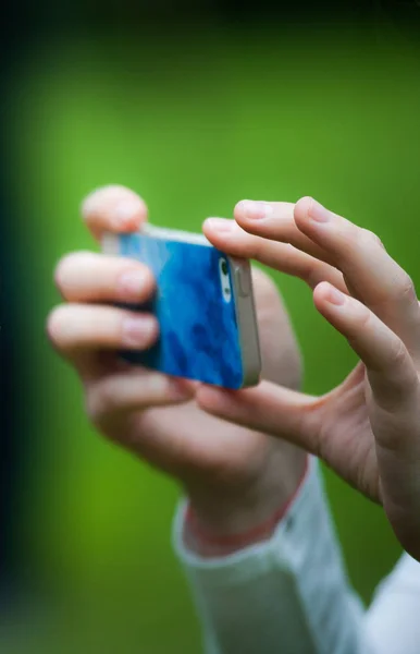 Mãos segurando smartphone e tirar fotos — Fotografia de Stock