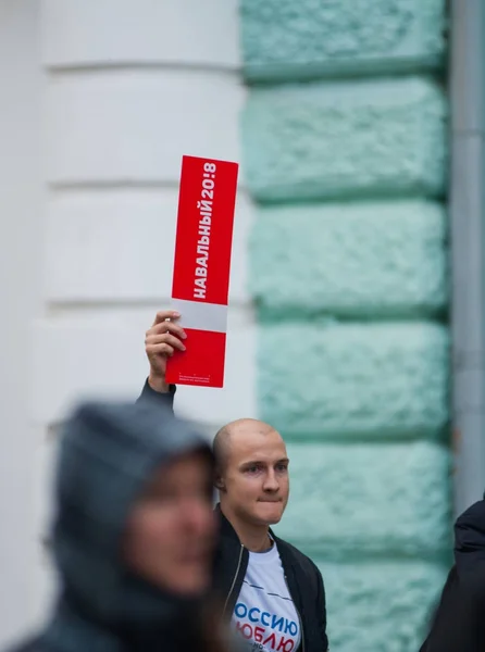 2017 - 7. října Rusko Moskva: mladý muž drží Navaln — Stock fotografie