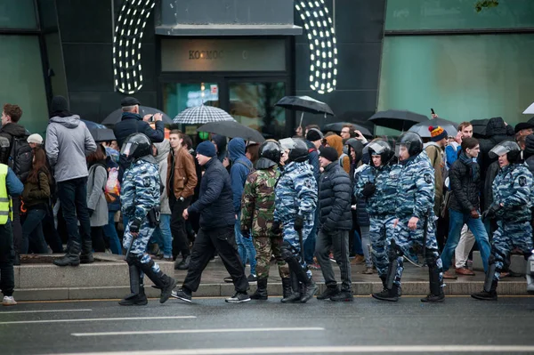 2017 - OUTUBRO 7, Rússia Moscou: policiais de choque entre pessoas — Fotografia de Stock
