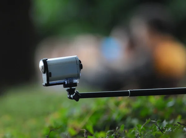 Βίντεο κάμερα σε ένα selfie stick σε εξωτερικούς χώρους — Φωτογραφία Αρχείου