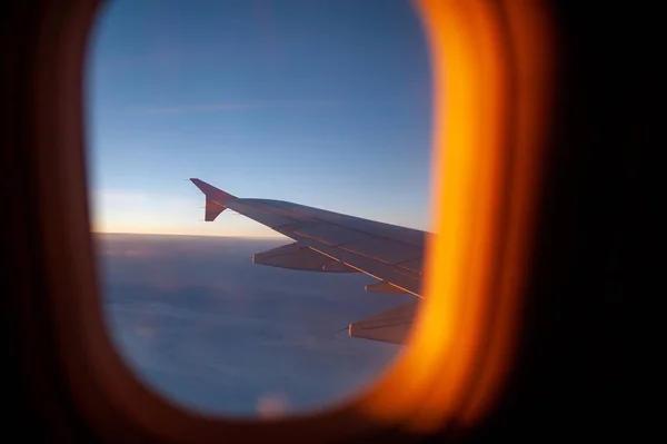 Ala Del Avión Visible Través Ventana Del Avión Tema Viajes — Foto de Stock