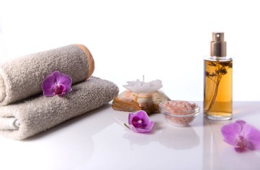 Spa arka plan. Kekik ve deniz tuzu, havlu ve mumlar. Kuru otlar.