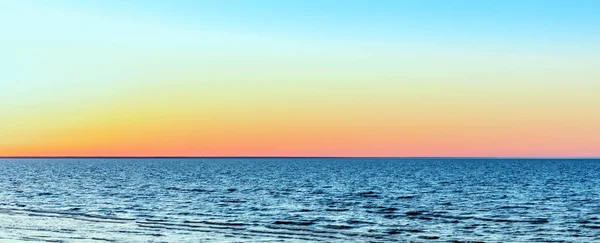 Panorama de hermosa puesta de sol en el mar báltico . — Foto de Stock