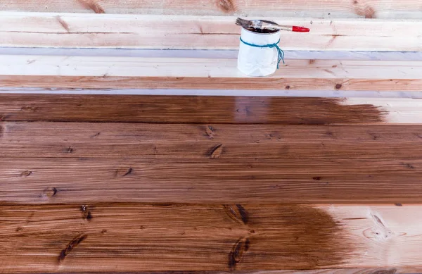 El proceso de pintar superficies de madera con un pincel . — Foto de Stock