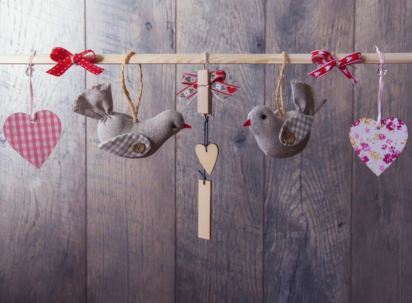 Dos pájaros y el corazón como símbolo de amor y tarjeta de San Valentín — Foto de Stock