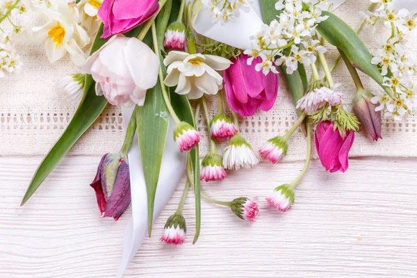 Composition florale festive sur le fond en bois blanc. Vue aérienne. — Photo