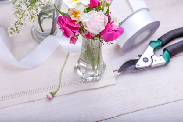 Composición floral festiva sobre fondo de madera blanca. Vista aérea. — Foto de Stock