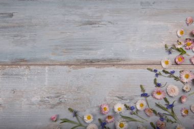Vintage küçük alan çiçekler ahşap arka plan yıpranmış. Retro çiçek arka plan tarz.