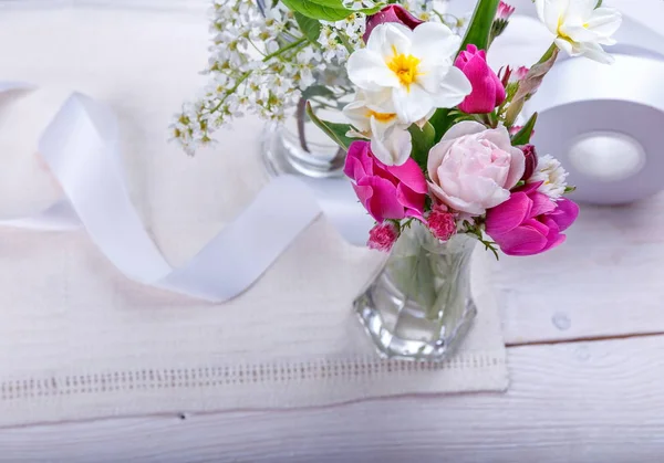 Composición floral festiva sobre fondo de madera blanca. Vista aérea. —  Fotos de Stock