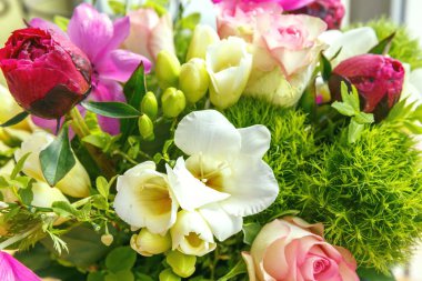 Büyük güzel buket peonies, gül, anemon bir vazoda