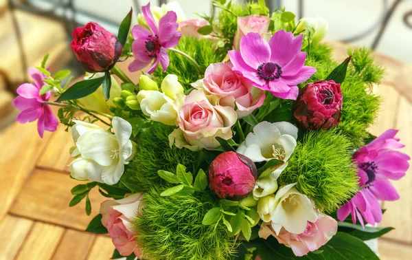 Gran ramo hermoso de peonías, rosas, anémonas en un jarrón —  Fotos de Stock