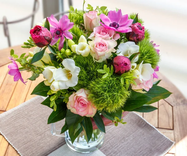 Grand beau bouquet de pivoines, roses, anémones dans un vase — Photo