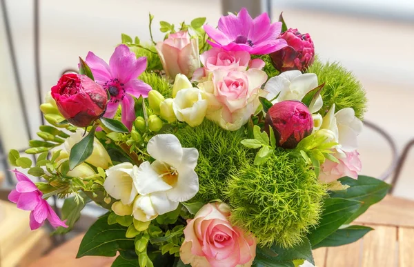 Grand beau bouquet de pivoines, roses, anémones dans un vase — Photo