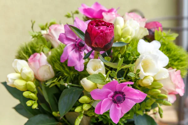 Gran ramo hermoso de peonías, rosas, anémonas en un jarrón —  Fotos de Stock