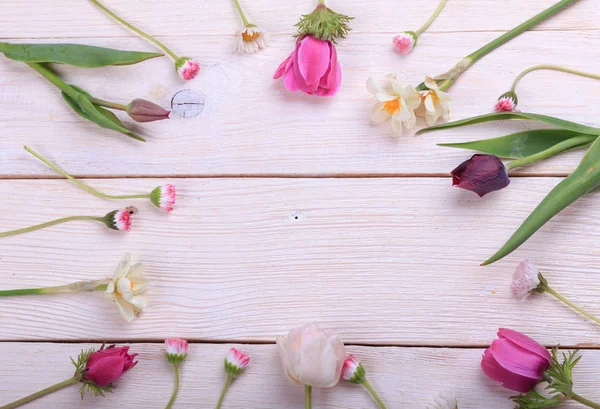 Slavnostní květinová kompozice na bílém dřevěném pozadí. Pohled shora. — Stock fotografie