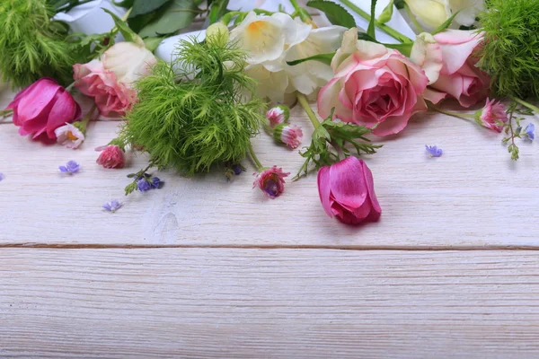 Festlig blomma sammansättning på den vita trä bakgrund. Översiktsbild. — Stockfoto