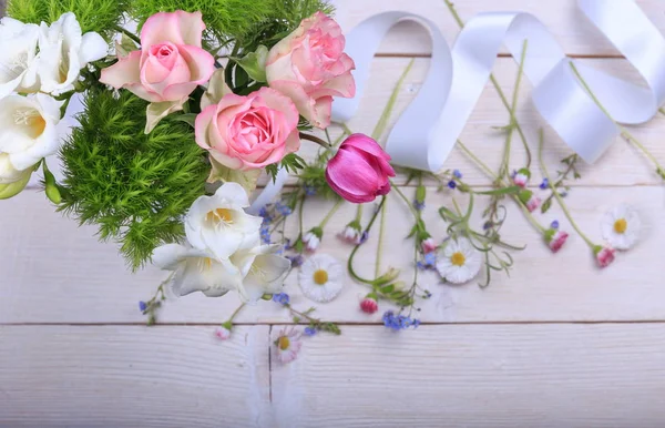 Composición floral festiva sobre fondo de madera blanca. Vista aérea. —  Fotos de Stock