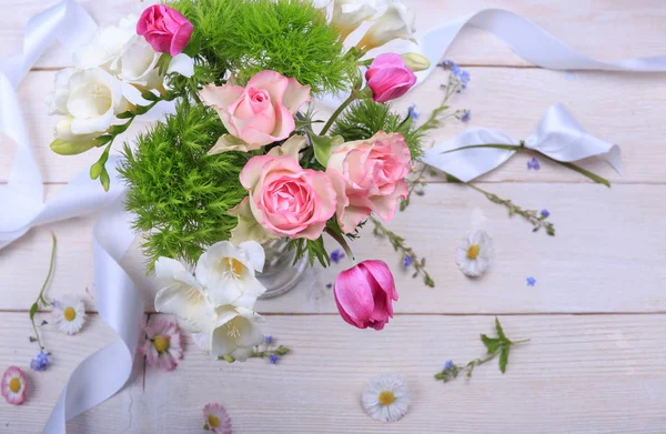 Composición floral festiva sobre fondo de madera blanca. Vista aérea. —  Fotos de Stock