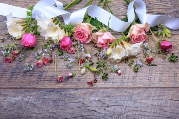 Composición floral festiva sobre fondo de madera blanca. Vista aérea. — Foto de Stock