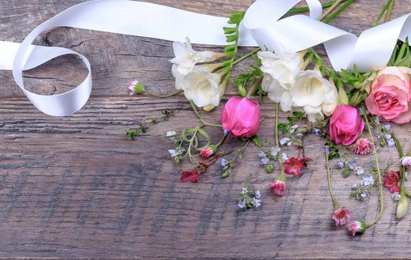 Composición floral festiva sobre fondo de madera blanca. Vista aérea. — Foto de Stock