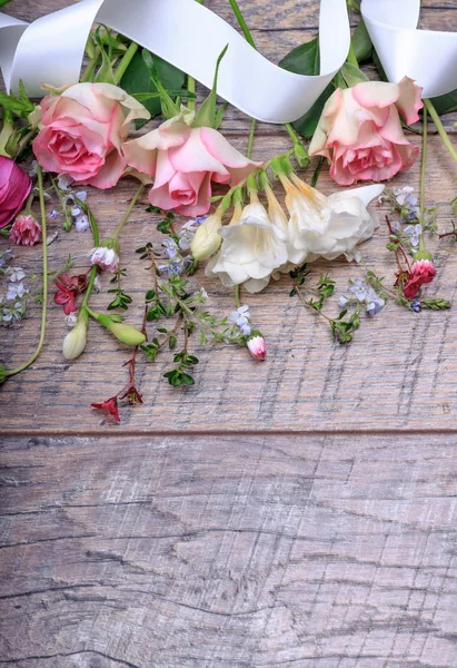 Composición floral festiva sobre fondo de madera blanca. Vista aérea. — Foto de Stock