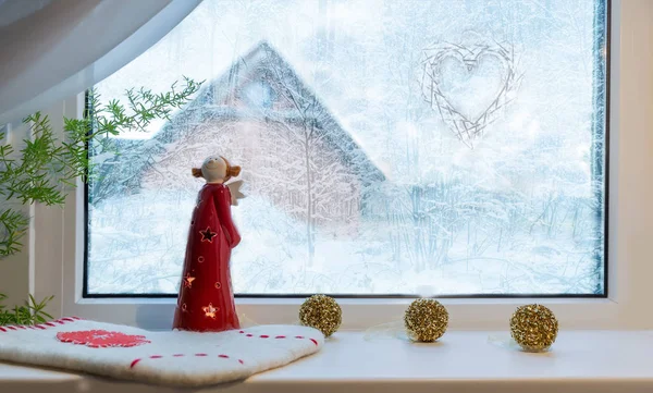크리스마스 배경, 겨울 창에 천사. — 스톡 사진