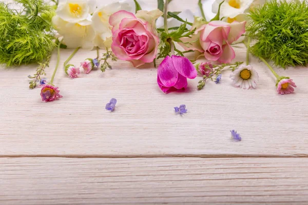 Composición floral festiva sobre fondo de madera blanca. Vista aérea. — Foto de Stock