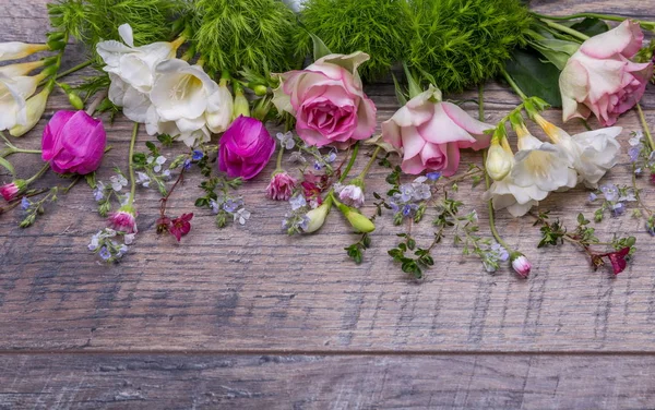 Composición floral festiva sobre el antiguo fondo de madera. Vista aérea . Imagen de stock