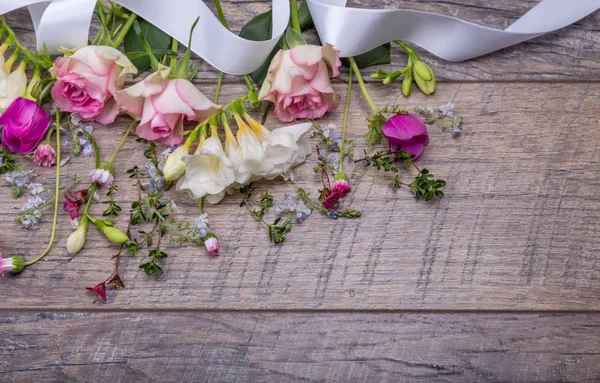 Composición floral festiva sobre el antiguo fondo de madera. Vista aérea . — Foto de Stock