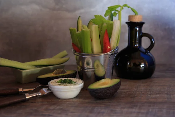 Surtido de verduras frescas con salsa, enfoque selectivo — Foto de Stock